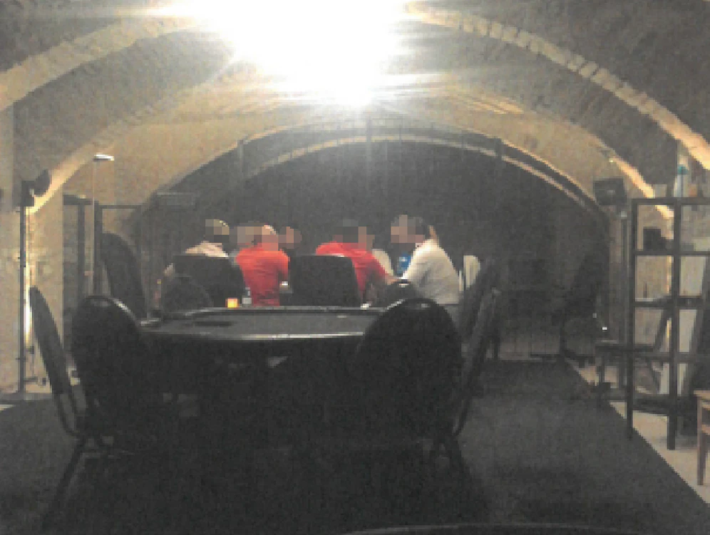 In einem Wohnhaus-Keller in Wien-Landstraße fanden illegale Pokerrunden statt. Der Pokerkeller war auch ein Drogenumschlagplatz. Nach einer Razzia von Finanzpolizei und LPD Wien heißt es nun 