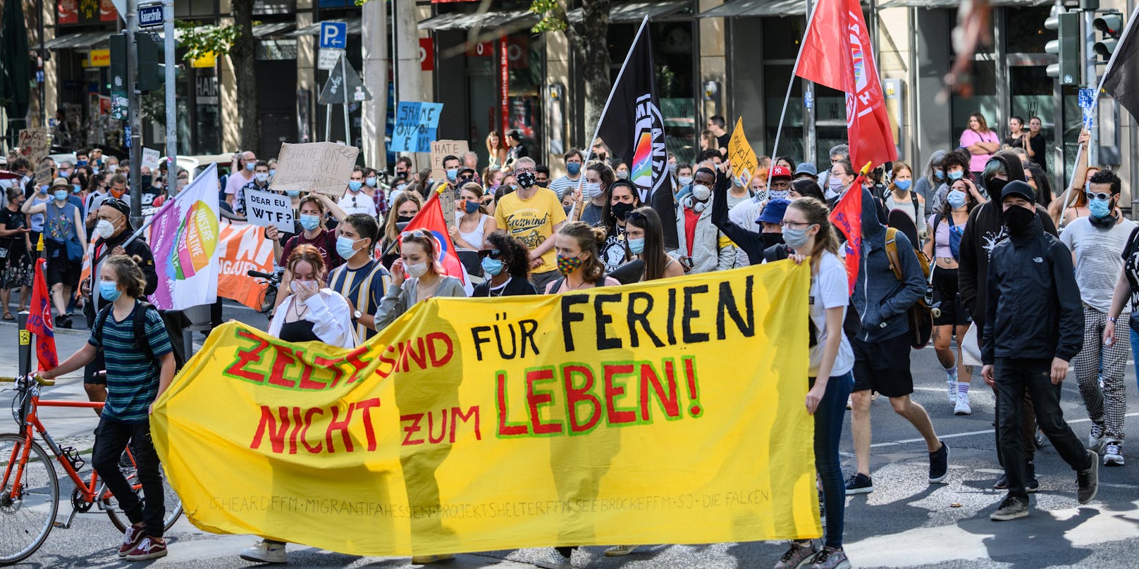 Heftig kritisiert wird bei den Demos die Asylpolitik der deutschen Bundesregierung sowie jene der Europäischen Union.
