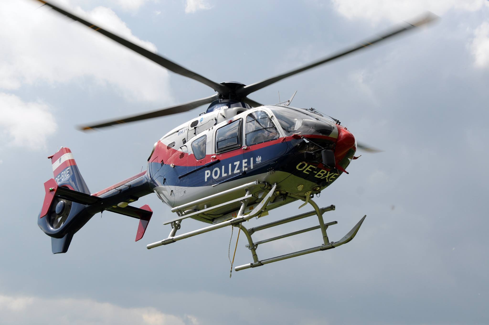 Auch ein Hubschrauber der Polizei ist im Einsatz.