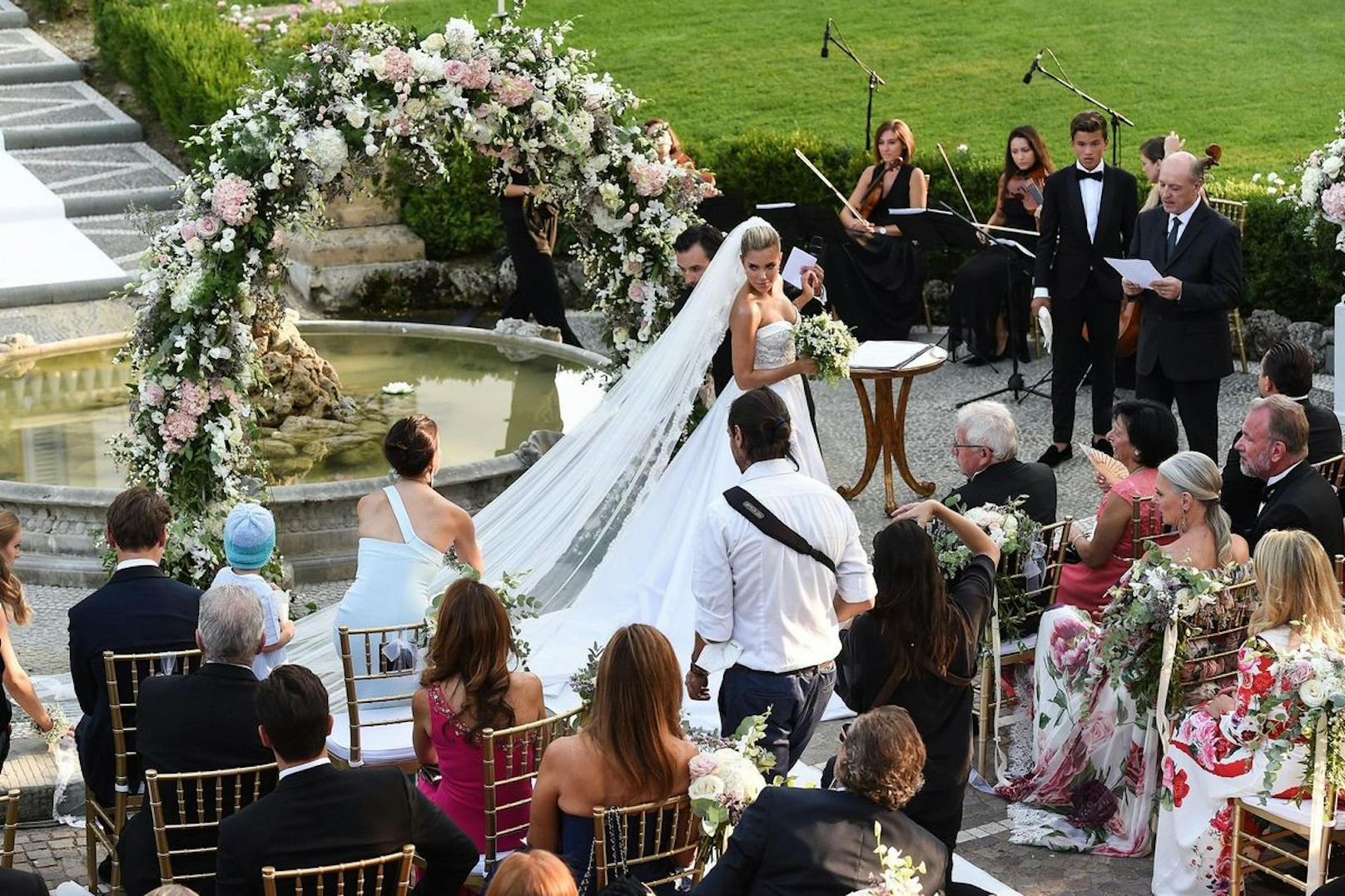 Brunnen, Blumenbogen, Streicher-Trio, goldene Stühle und viel Grün – so märchenhaft war Sylvies Hochzeit in der Villa Cora in Florenz.