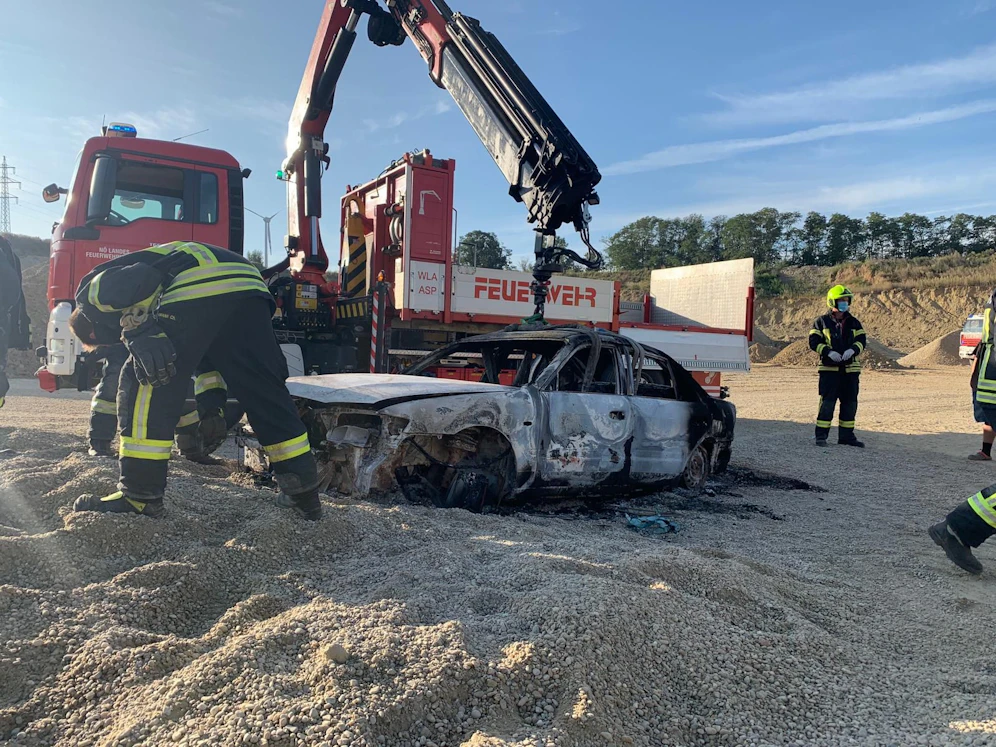 Die Feuerwehr barg das ausgebrannte Auto.
