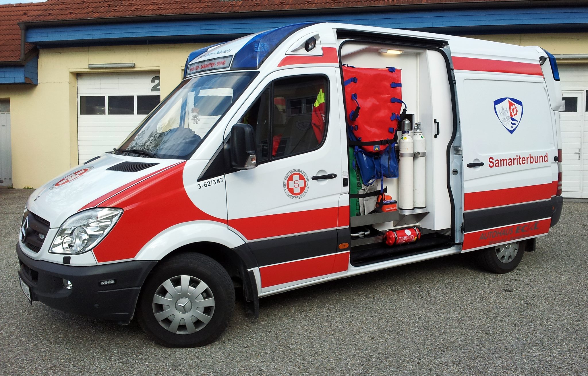 Pkw und Rettungswagen krachten zusammen.