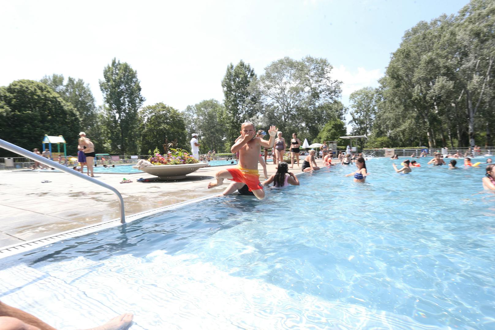 Plantschen mit Abstand war in der heurigen Corona-Freibadsaison das Motto in Wiens Bädern. Trotz der strengen Regeln ließen sich knapp 1,2 Millionen Wasserratten den Badespaß nicht verderben.