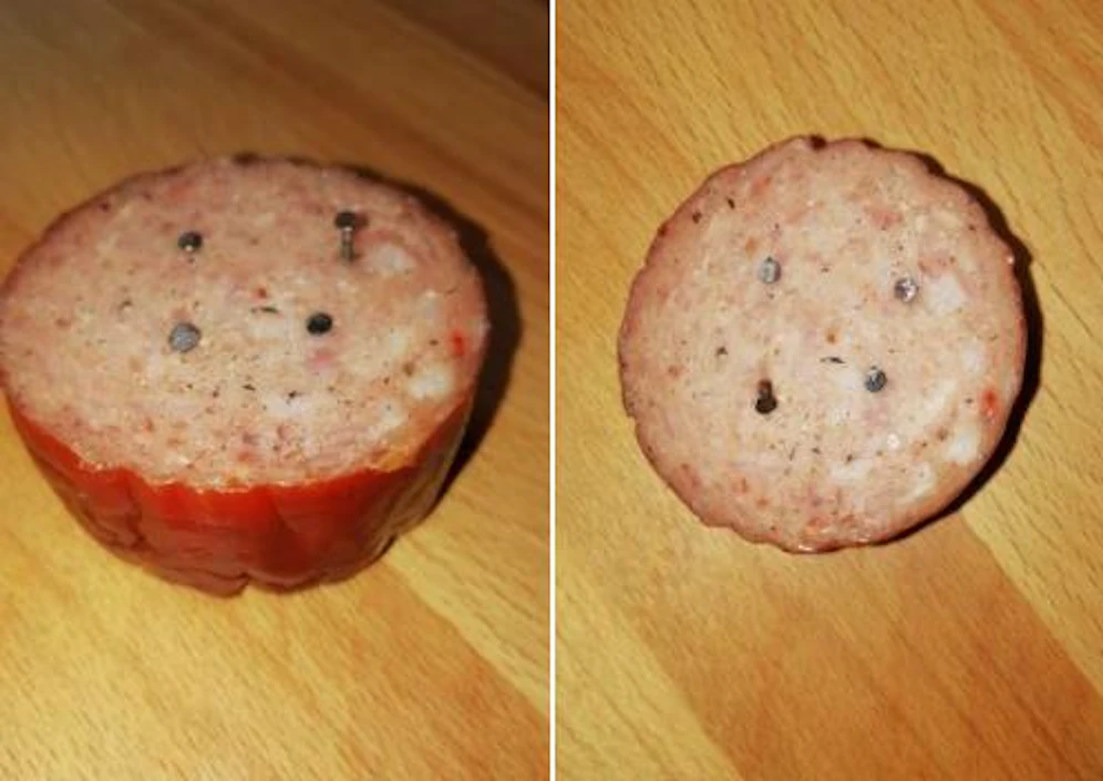 Die mit Nägel präparierten Wurststücke.
