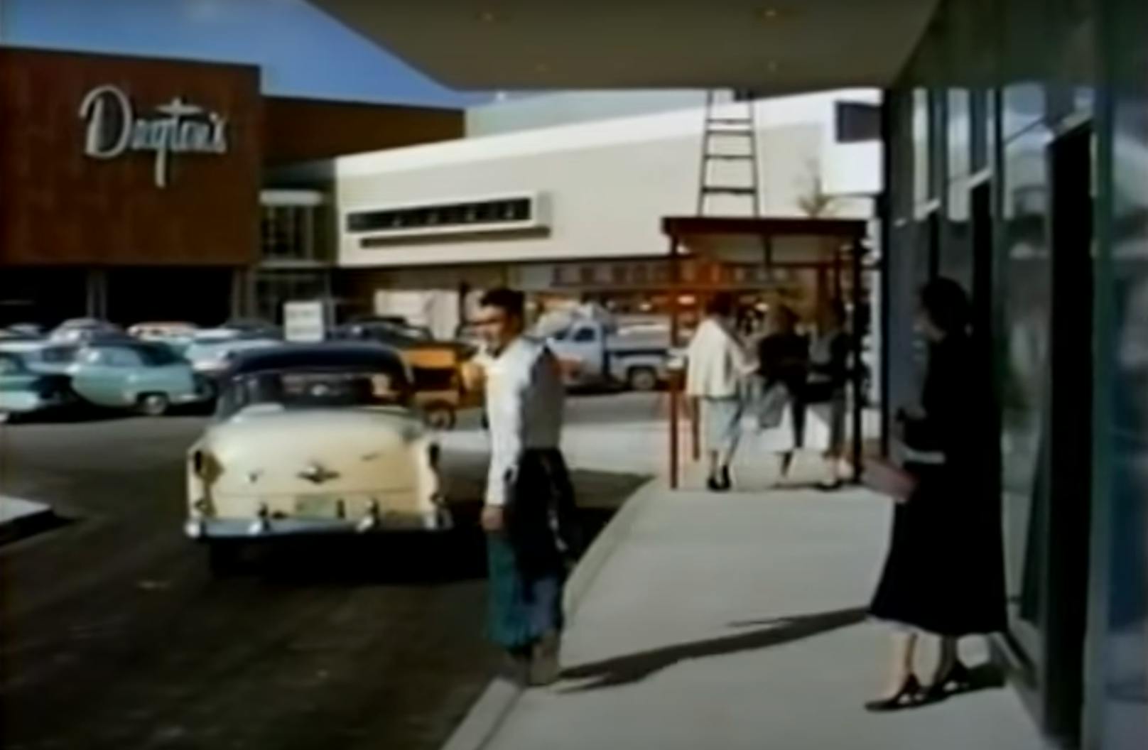Am 8. Oktober 1956 wurde in Edina im US-Bundesstaat Minnesota mit dem Southdale Center die weltweit erste Shopping-Mall der Welt eröffnet.