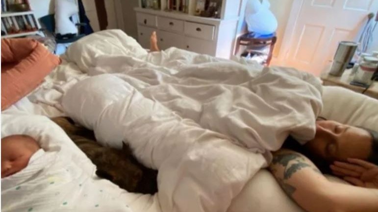 Papa <strong>Penn Badgley </strong>(re.) gönnt sich zusammen mit seinem Sohn (li.) ein Nickerchen, bewacht vom treuen Haushündchen in der Mitte des Bettes.