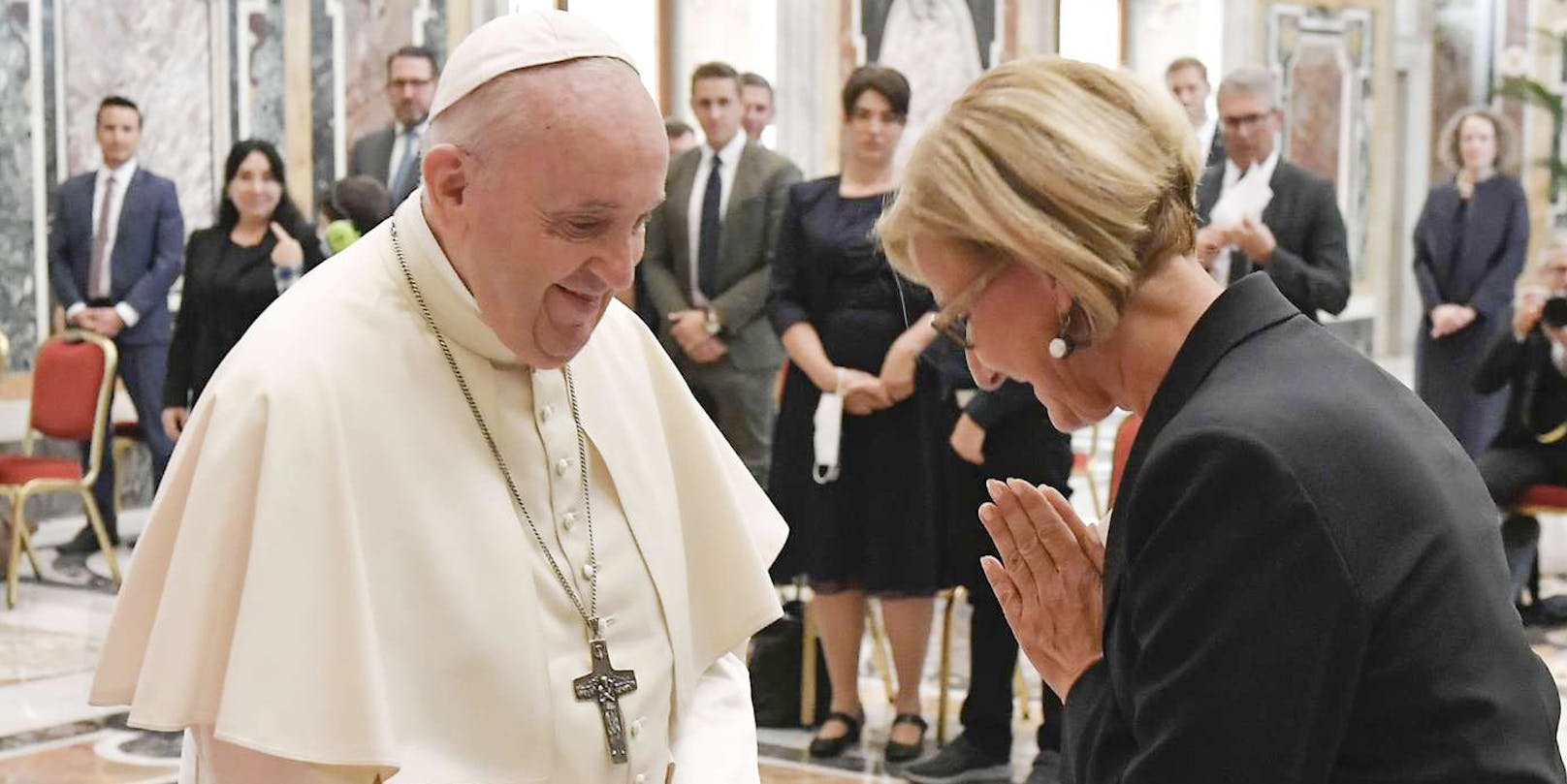 Ein Bild geht um die Welt: Papst Franziskus und Johanna Mikl-Leitner