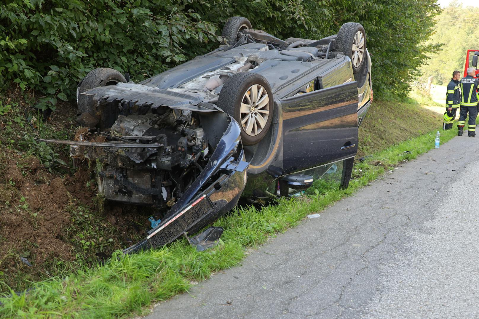 Ein Autofahrer überschlug sich mit seinem Wagen, stieg nach dem schweren Crash noch selbst aus.