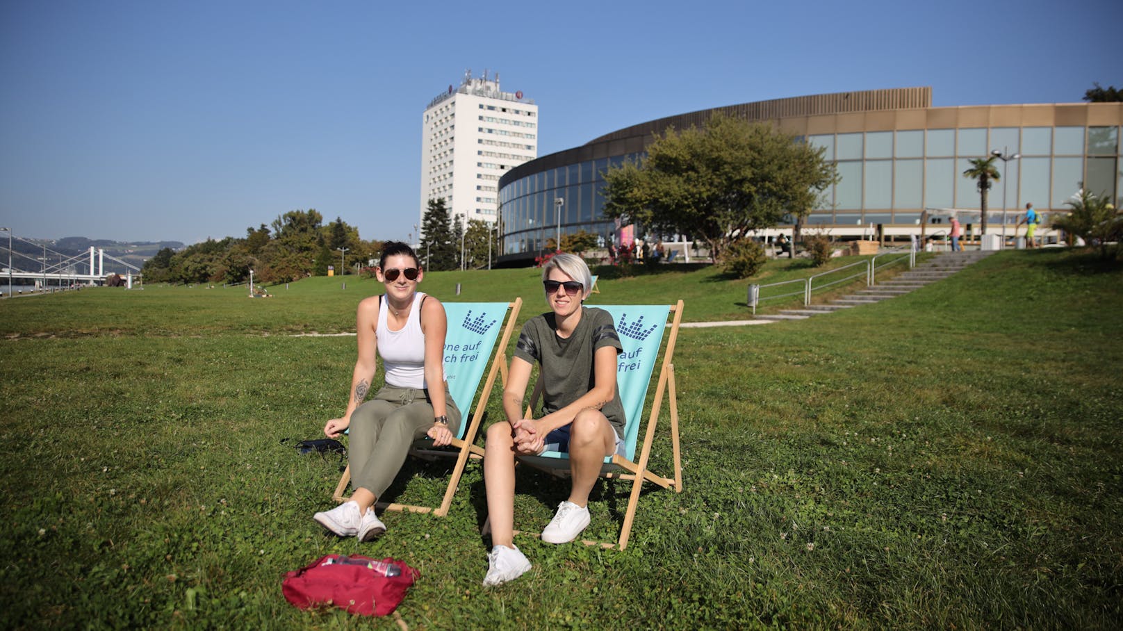 Sabine (24) und Kerstin (34) aus Linz, genossen die letzten Sonnenstrahlen noch im Liegestuhl auf der Donaulände.