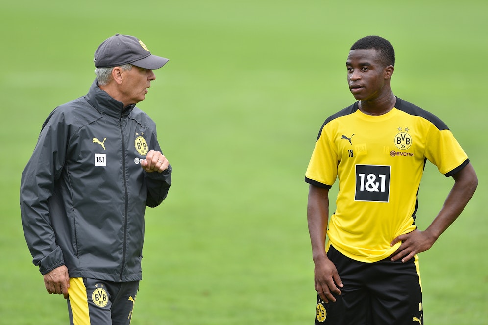 Youssoufa Moukoko und Trainer Lucien Favre beim Trainingslager in Bad Ragaz