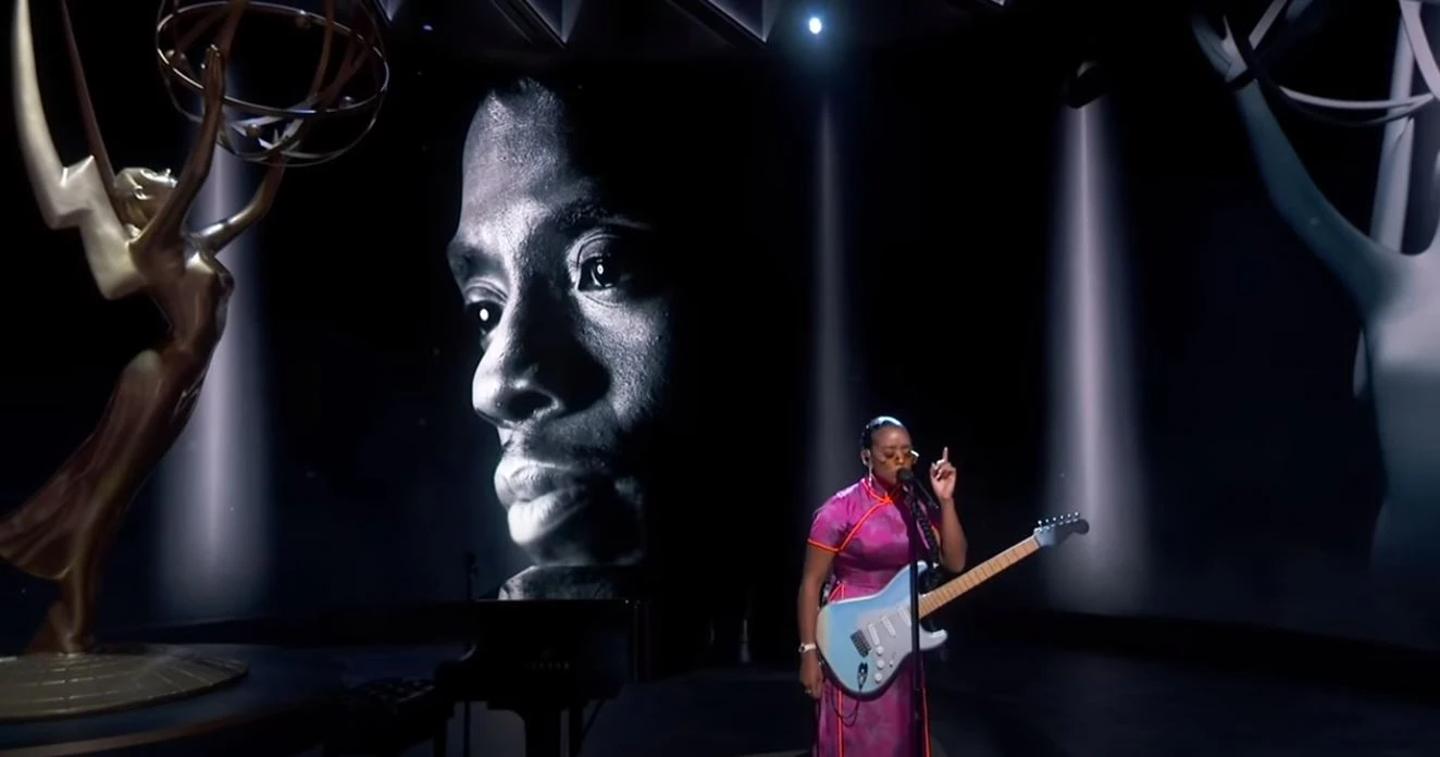 Die Musikerin <strong>H.E.R.</strong> sang ein "In Memoriam"-Tribut für verstorbene Künstler wie "Black Panther"-Star <strong>Chadwick Boseman</strong>.