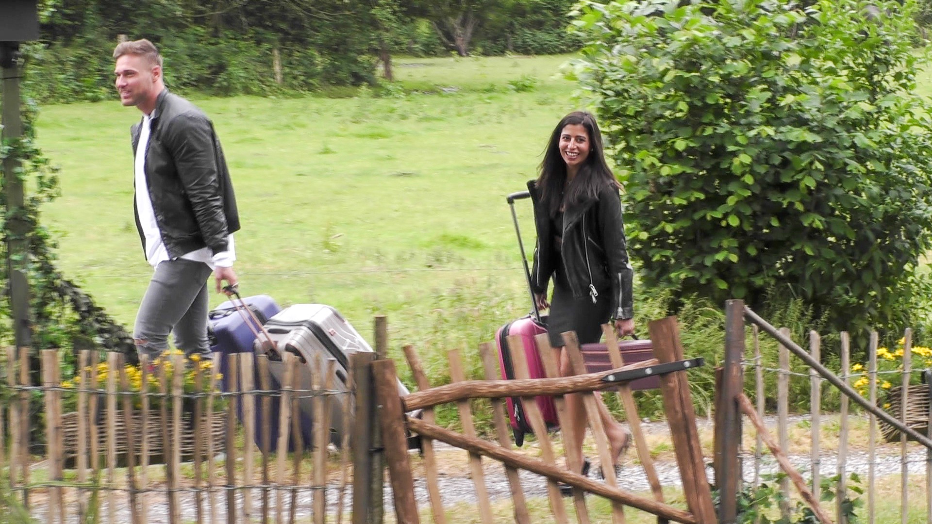 Mit Ex-"Bachelor"-Kandidatin <strong>Eva Benetatou </strong>(re.) zieht neuer Ärger ins "Sommerhaus der Stars".