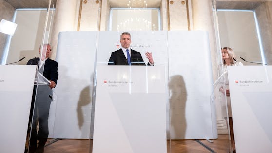 vlnr.: Leiter des Markt- und Meinungsforschungsinstituts OGM, Wolfgang Bachmayer, Innenminister Karl Nehammer (ÖVP) und Frauenministerin Susanne Raab (ÖVP).