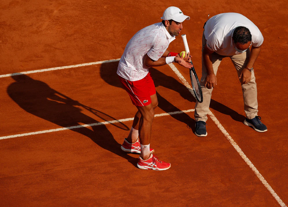 Novak Djokovic kann die Entscheidung von Adel Nour nicht fassen.