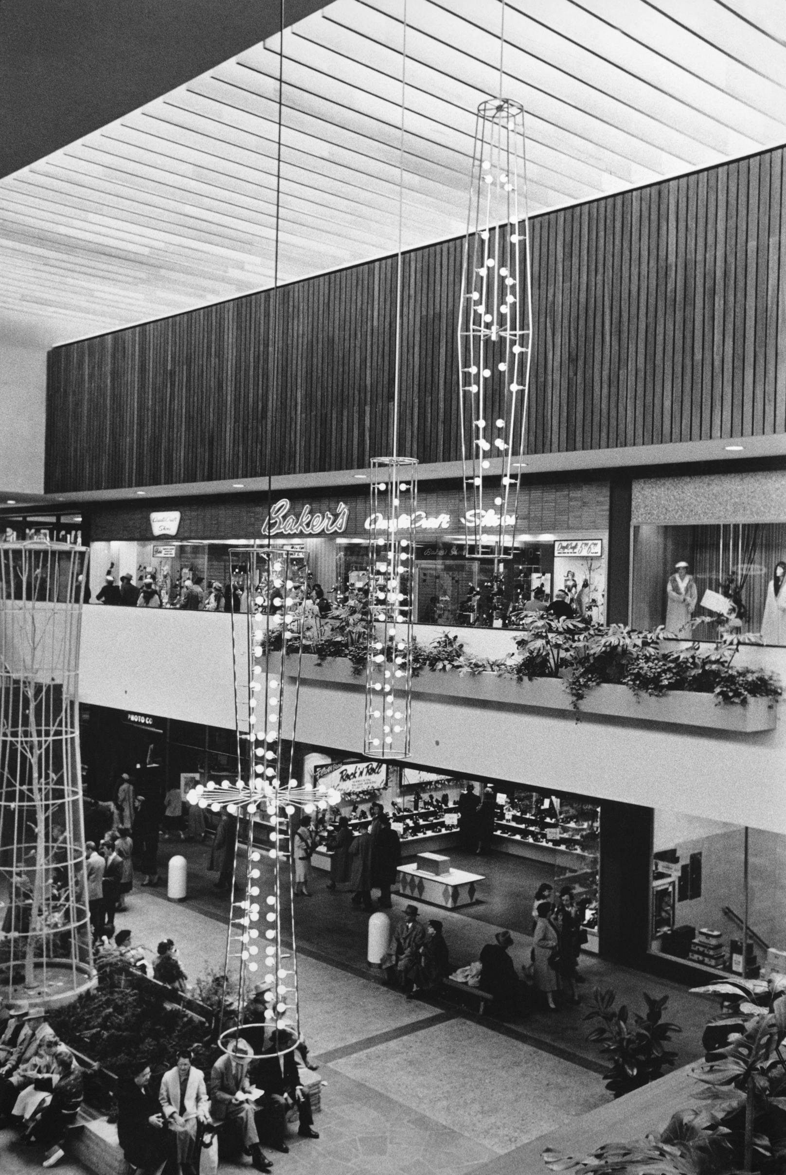 "Die Leute kamen herein und schauten, und ihre Münder öffneten sich", erinnert sich Herman Guttman, der den Bau der Mall beaufsichtigte, 1986 in der "New York Times". Es habe einfach nichts Vergleichbares gegeben.