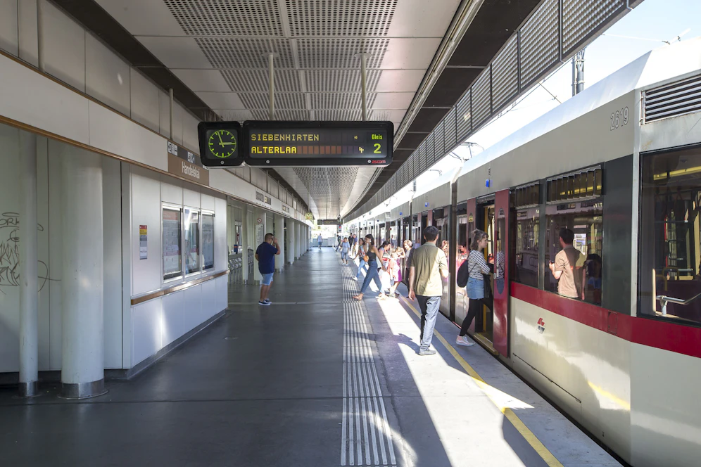 Die U6 in Richtung Siebenhirten hält nicht in der Station Erlaaer Straße.