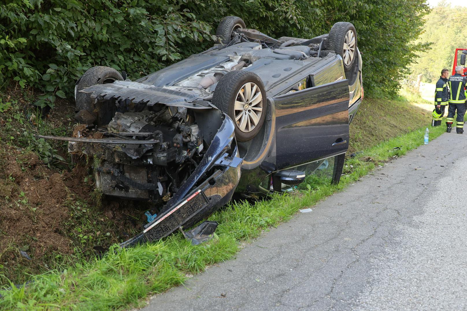 Der Lenker konnte nach dem Crash selbst wieder aussteigen.