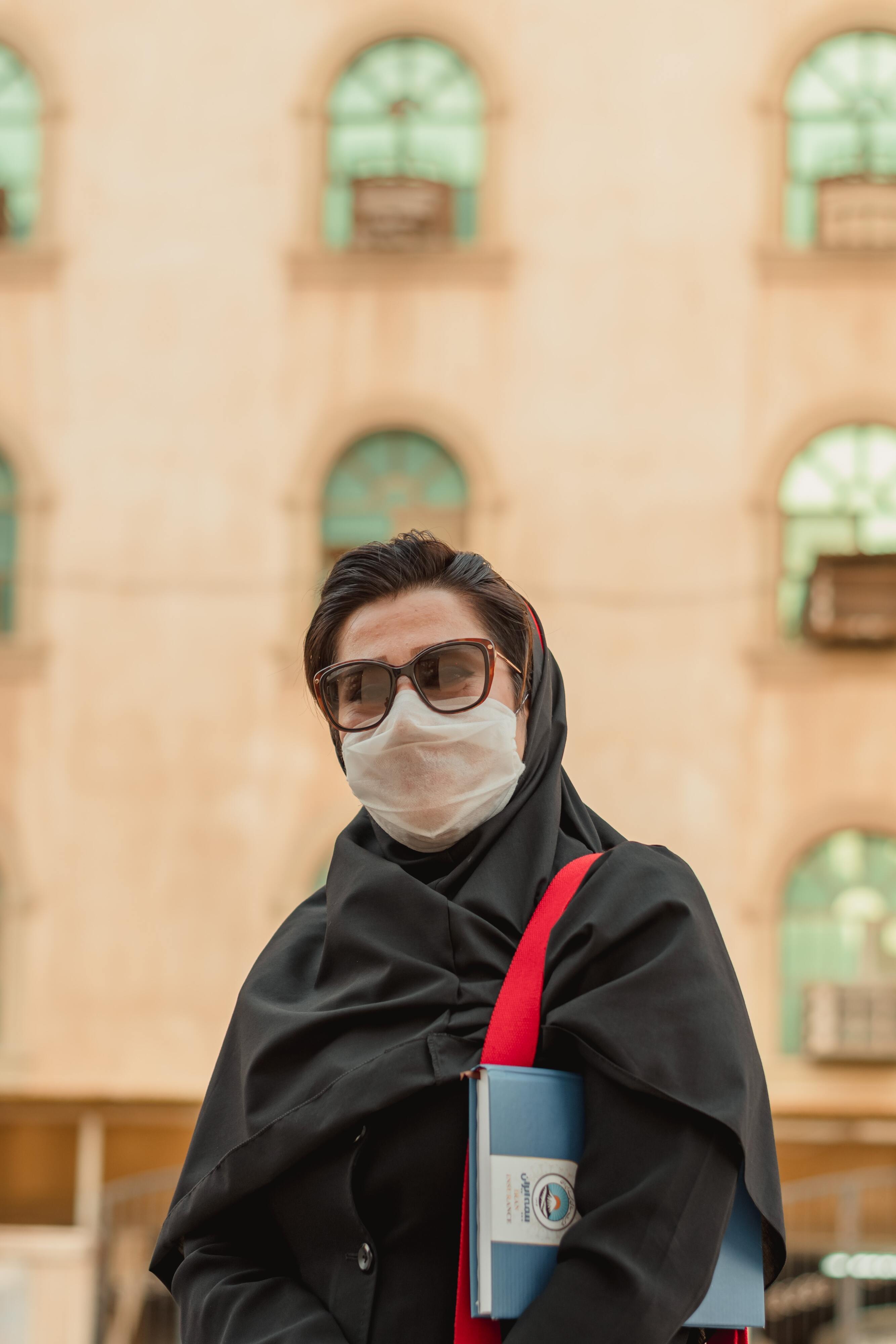 Schützt das Tragen einer Brille davor, sich mit dem Coronavirus zu infizieren? Chinesische Forscher haben einen Hinweis darauf gefunden.
