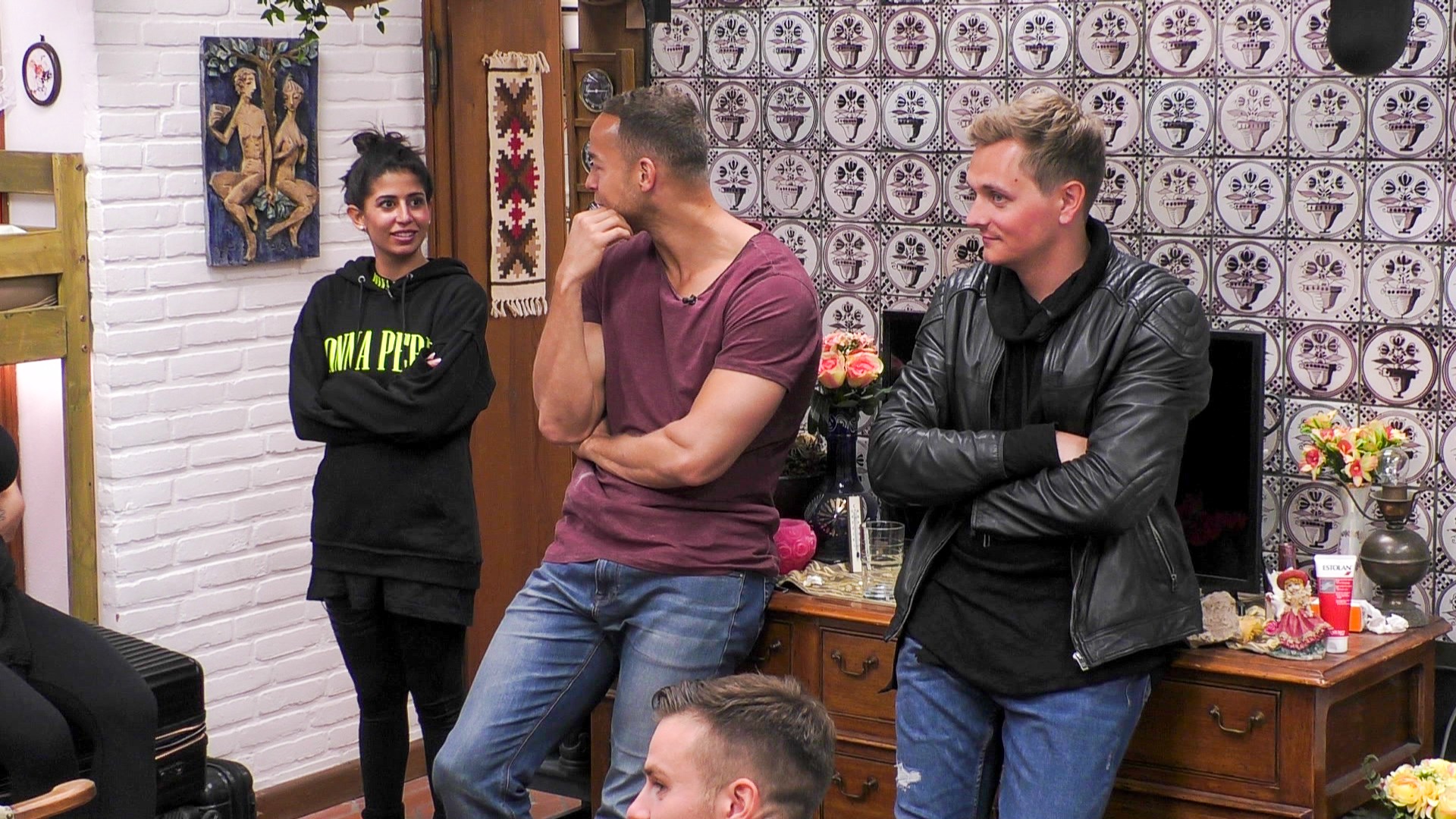 <strong>Andrej</strong> (Mitte) trifft im "Sommerhaus der Stars" auf die "Bachelor"-Zweitplatzierte <strong>Eva Benetatou</strong> (li.).