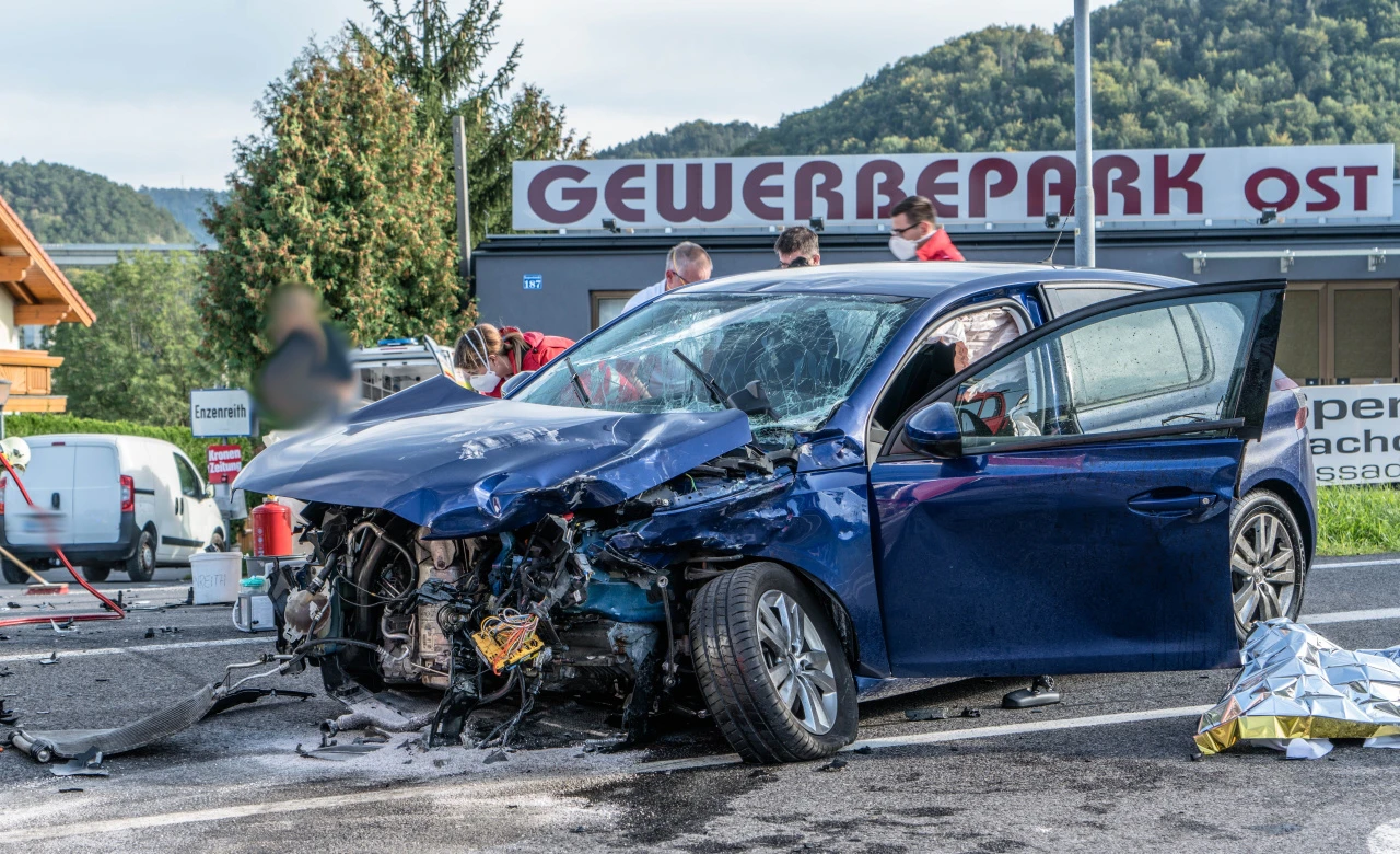Rettungswagen und Pkw kollidierten.