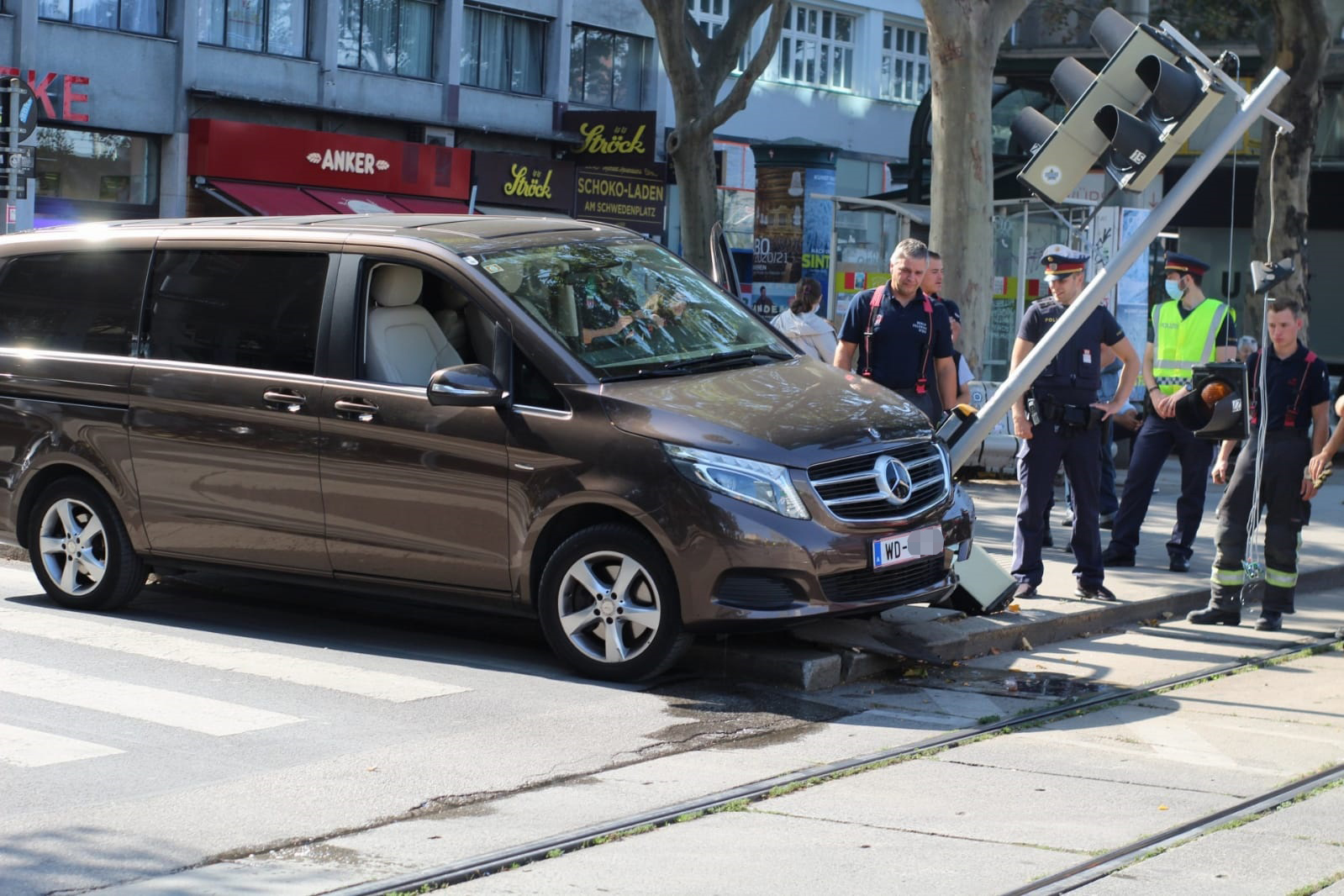 Ein Diplomaten-Fahrzeug rammte eine Verkehrsampel in Wien.