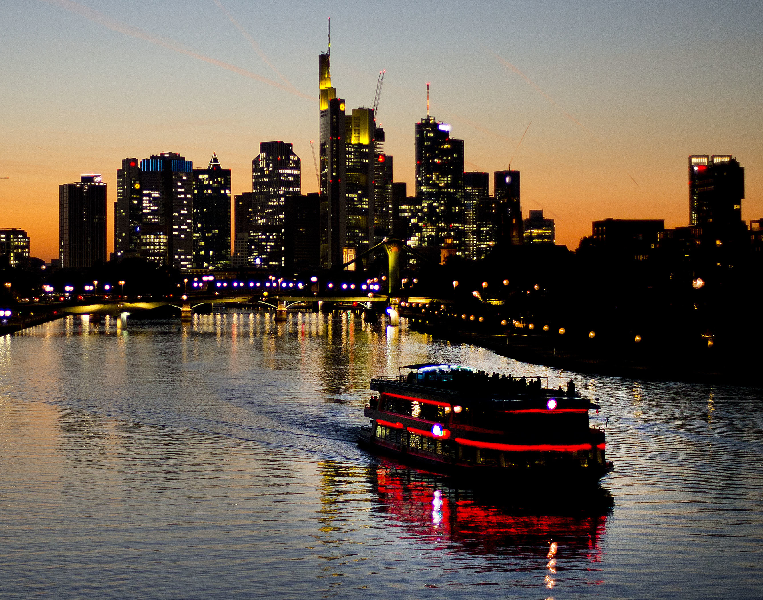 Auf einem Partyschiff sollen rund 700 Gäste ohne Maske ausgelassen gefeiert haben (Symbolbild).