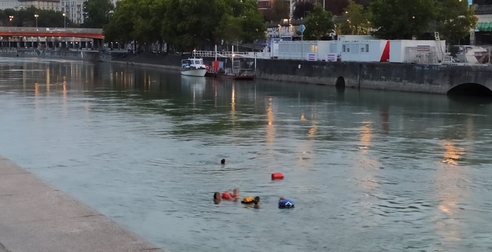 Mehrere Personen sprangen in den Donaukanal und ließen sich treiben.