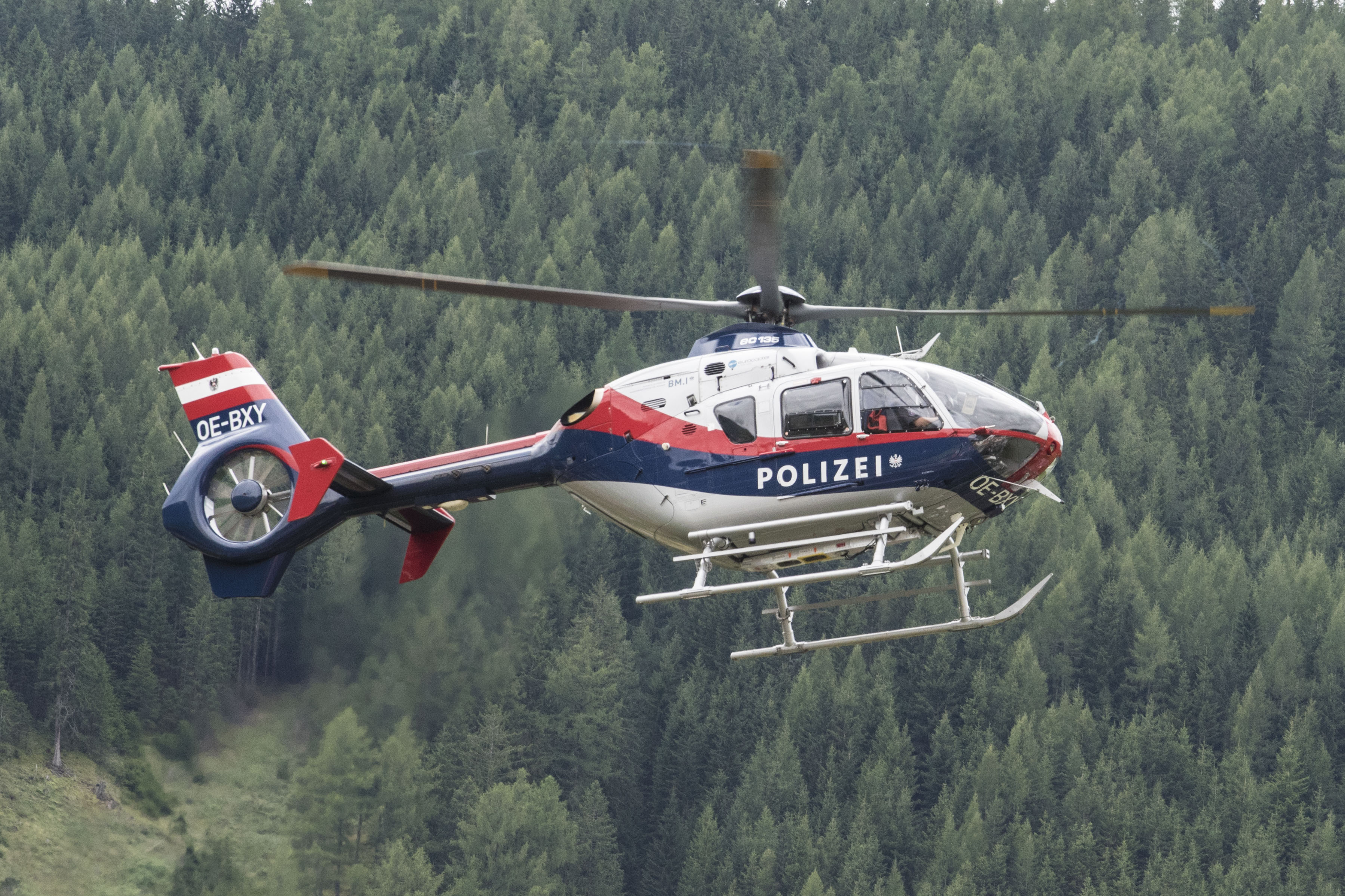 Ein Polizeihubschrauber entdeckte den 26-Jährigen (Symbolbild).