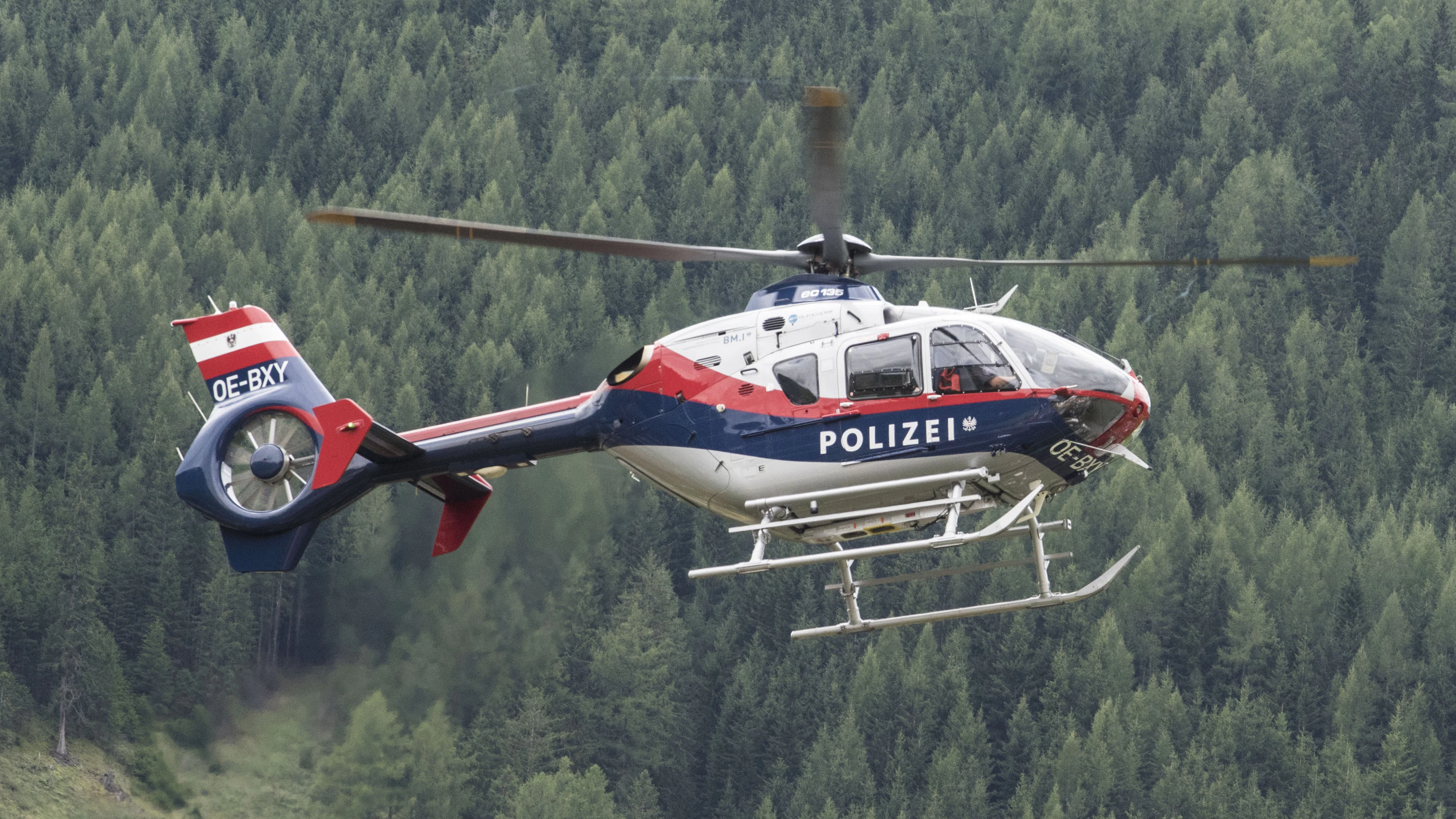 Ein Polizeihubschrauber entdeckte den 26-Jährigen (Symbolbild).