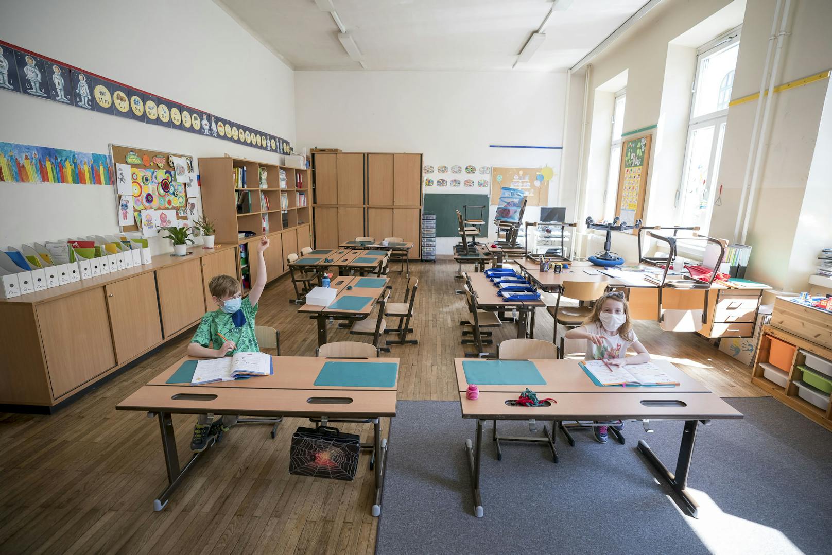 Die Schulen blieben weiter zu, und in Oberösterreich werden die Semsterferien noch vorne verlegt.