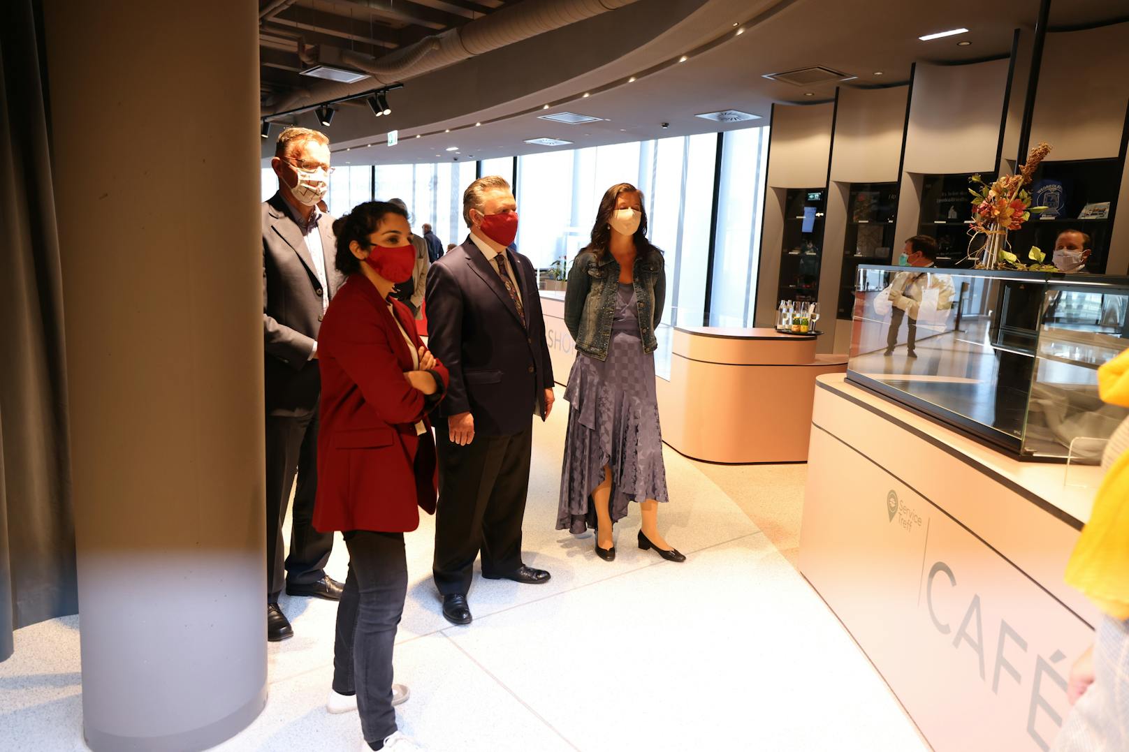 Stadträtin Ulli Sima und Bürgermeister Michael Ludwig eröffneten am Dienstag in der Spittelau den Flagship-Store der Wiener Stadtwerke