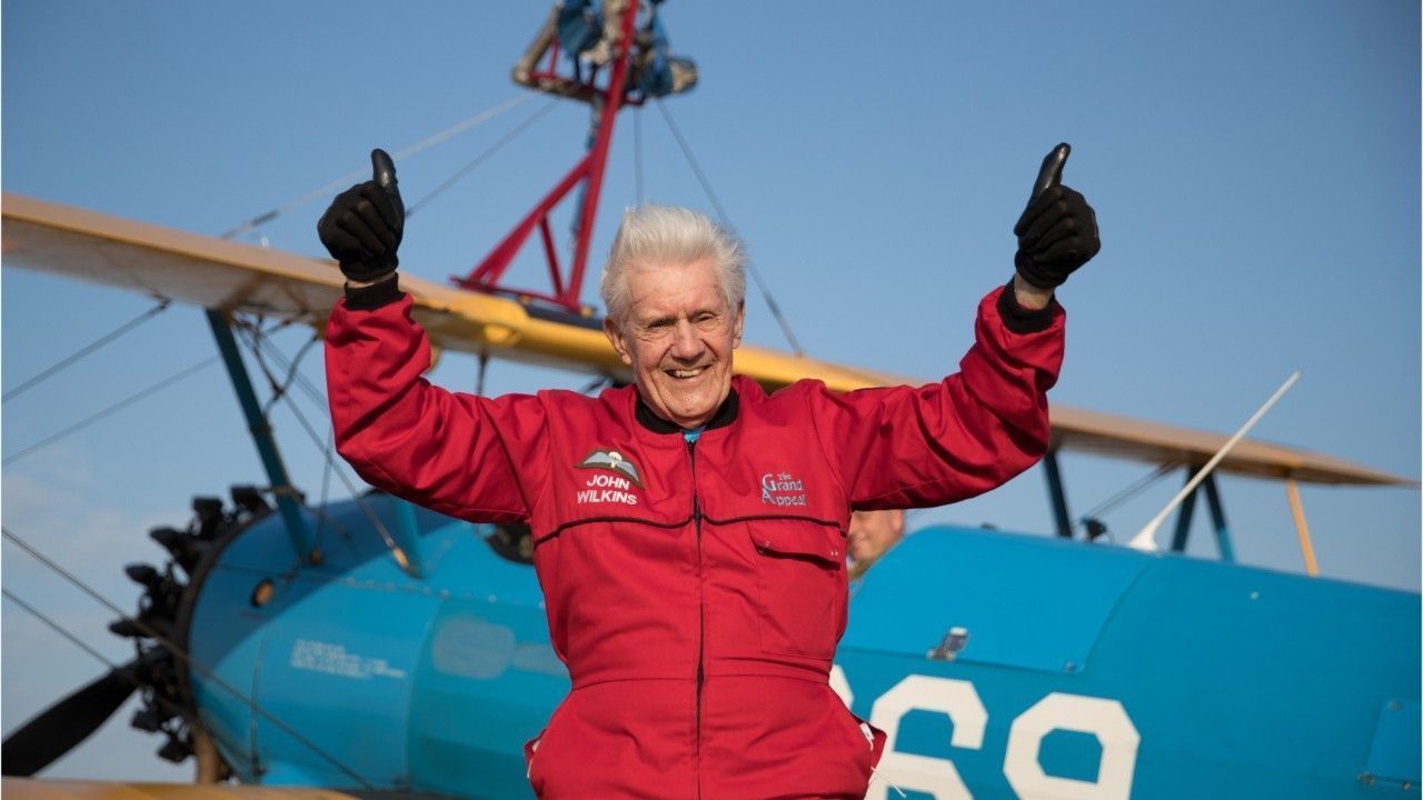 An seinem 89. Geburtstag ging der Engländer John Wilkins für den guten Zweck in die Luft