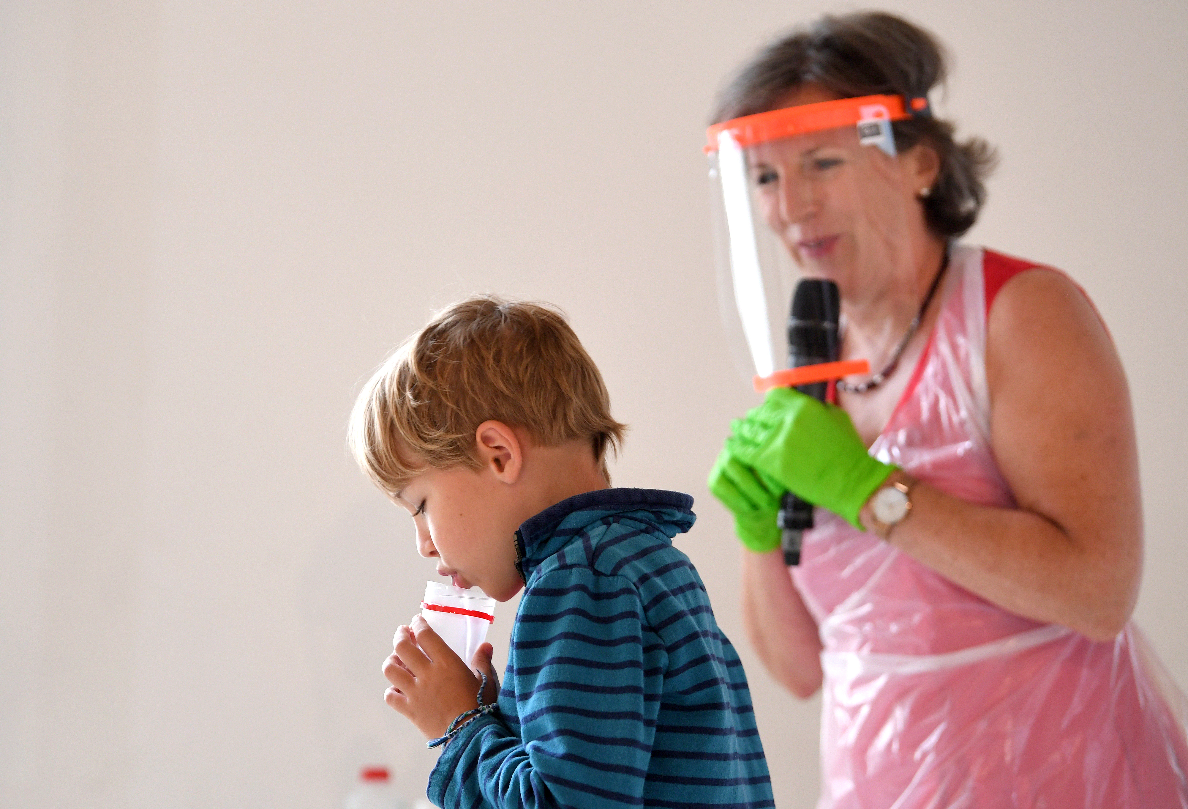 Schüler werden in Wien ab sofort durch mobile Teams getestet.