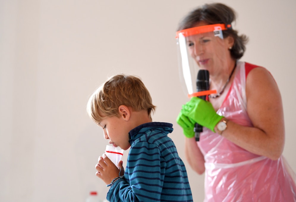 Gurgeltests in der Schule.