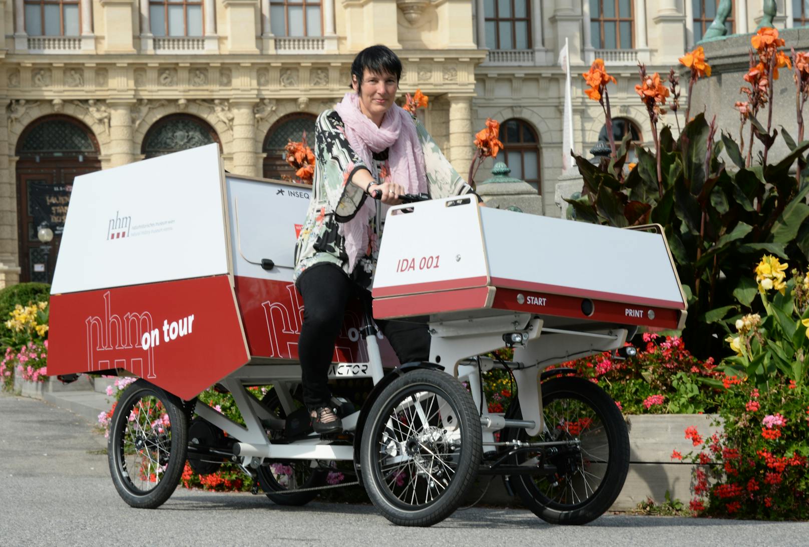 Generaldirektorin Dr. Katrin Vohland mit dem Fahrrad "NHM Wien on tour" am Maria-Theresien-Platz