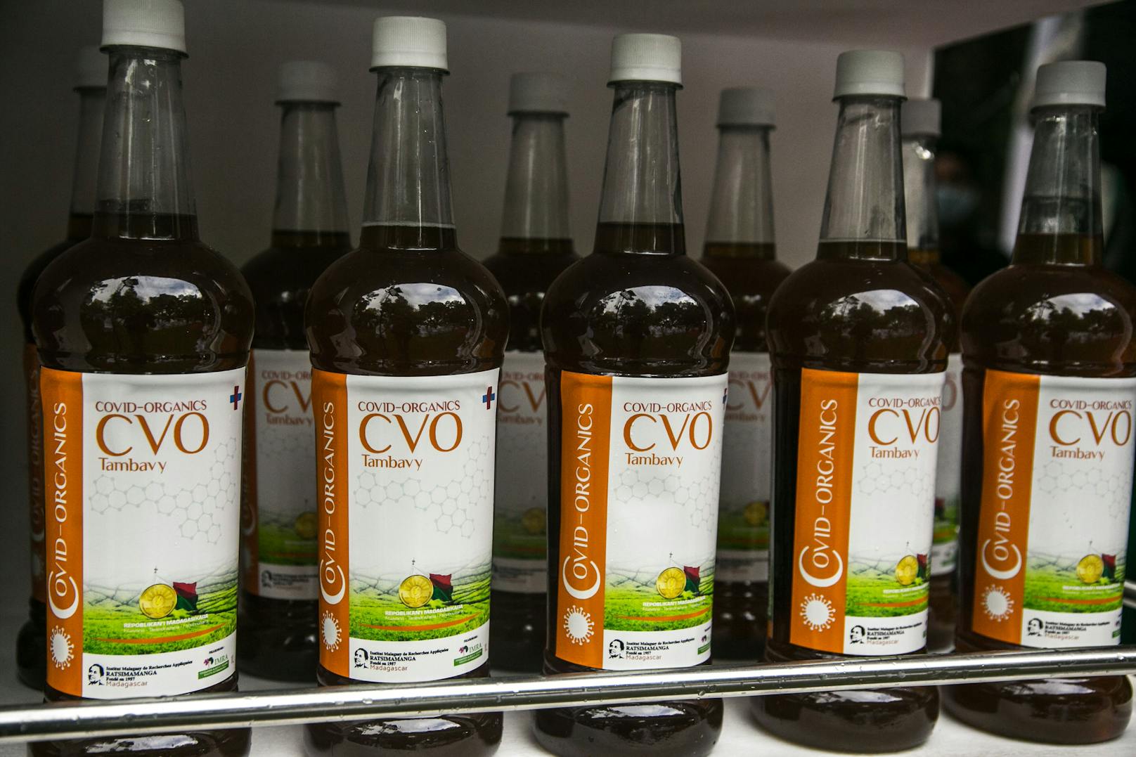 "Covid Organics"- Flaschen aus Madagaskar. Die Wirksamkeit des Kräutertrunks auf Basis von Beifuss ist nicht bestätigt.