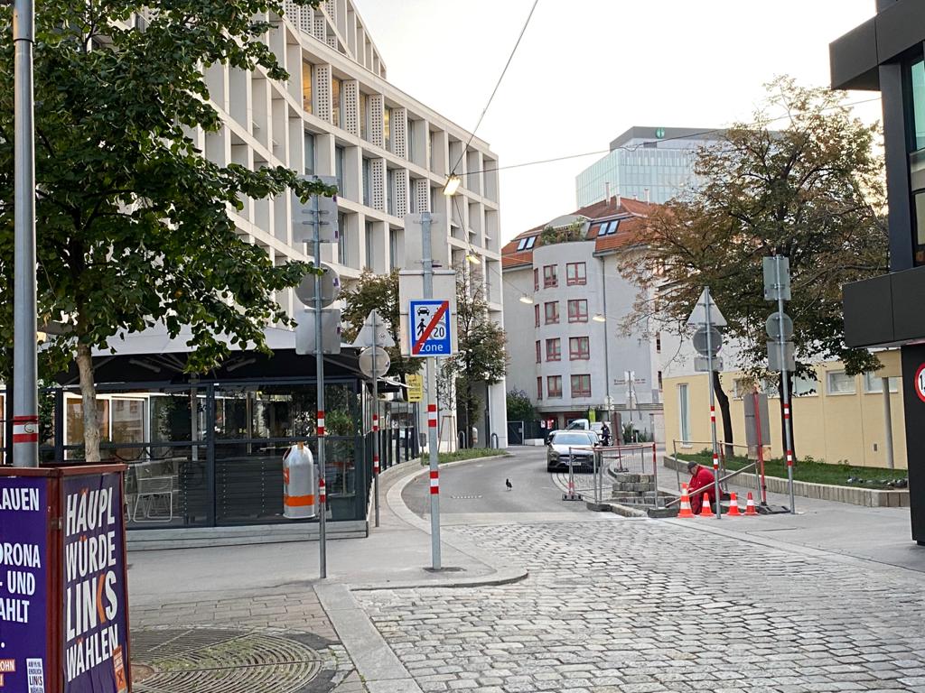 Das ist wohl Wiens bedrückendste Baustelle: Der Arbeiter muss einen Parkplatz schleifen – für einen Baum.