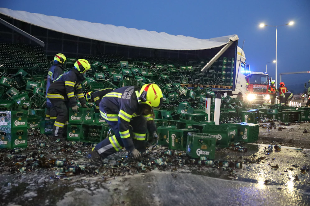 Hunderte Bierkisten landeten auf der Straße.