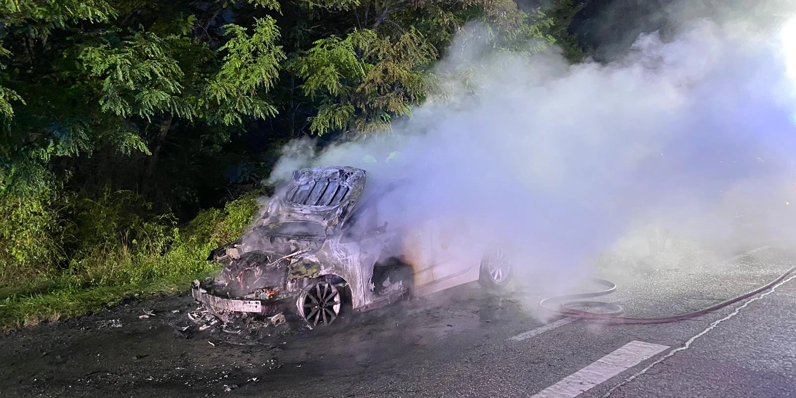 Das Auto brannte komplett aus.