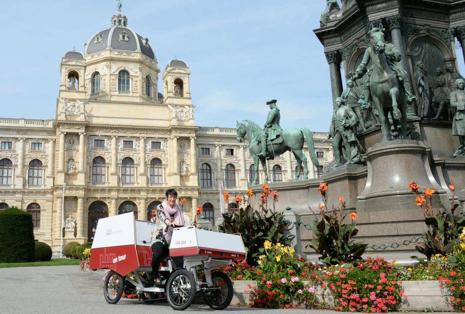 Generaldirektorin Dr. Katrin Vohland mit dem Fahrrad "NHM Wien on tour" am Maria-Theresien-Platz