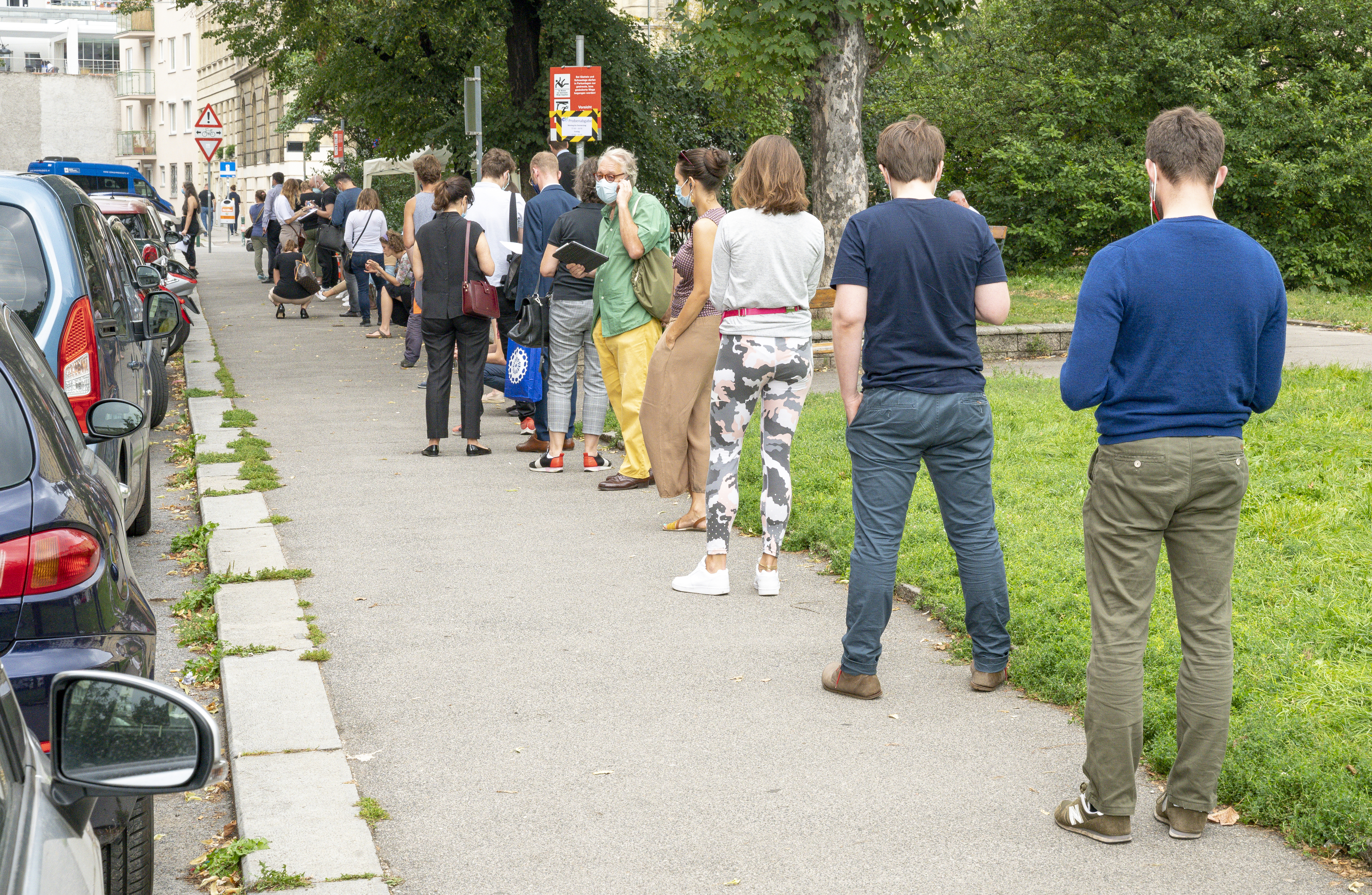 Trotz verschärfter Maßnahmen steigt die Zahl der Corona-Infizierten weiter an.