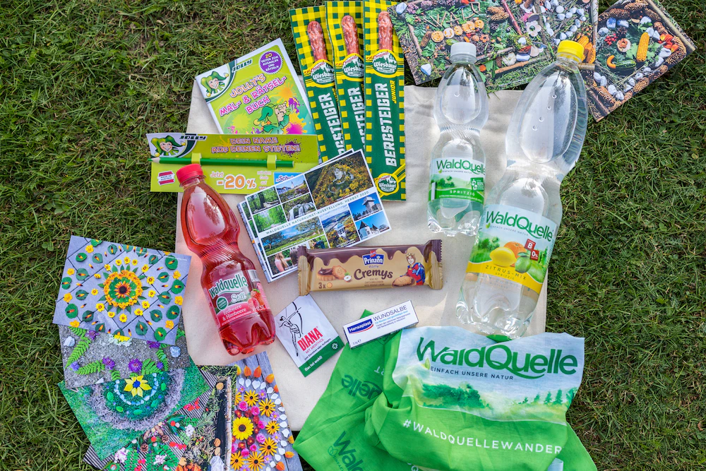 Das kostenlose Wanderpaket hält Waldquelle Erfrischungen und weitere coole Inhalte für Groß und Klein bereit.