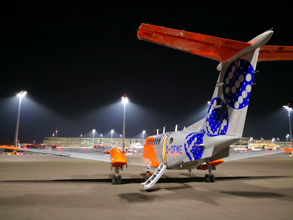 Eine Propeller-Maschine der Firma Flight Calibration Services sorgte für den Lärm.