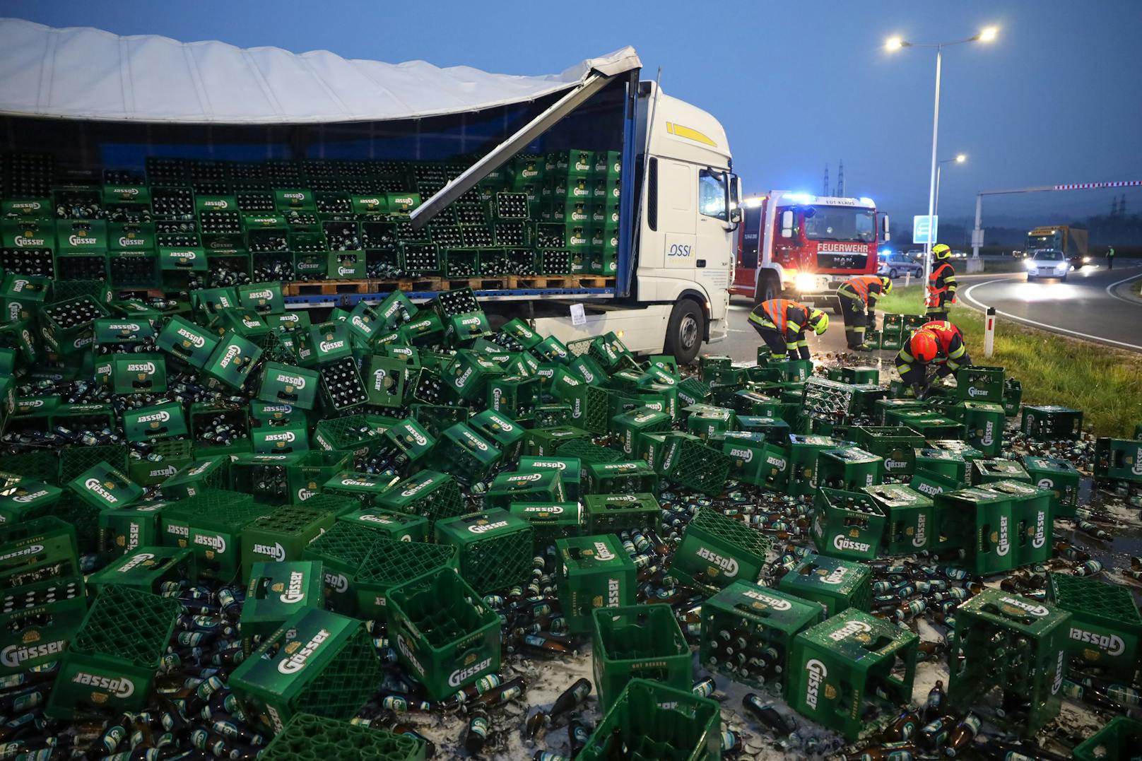 Ein LKW verlor Hunderte Kisten Bier.