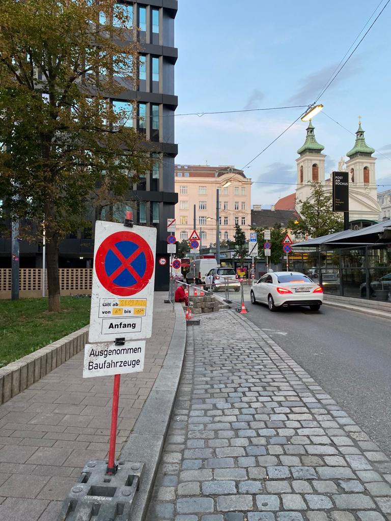Links und rechts neben dem Parkplatz wachsen Bäume, sogar eine grüne Wiese gibt es.