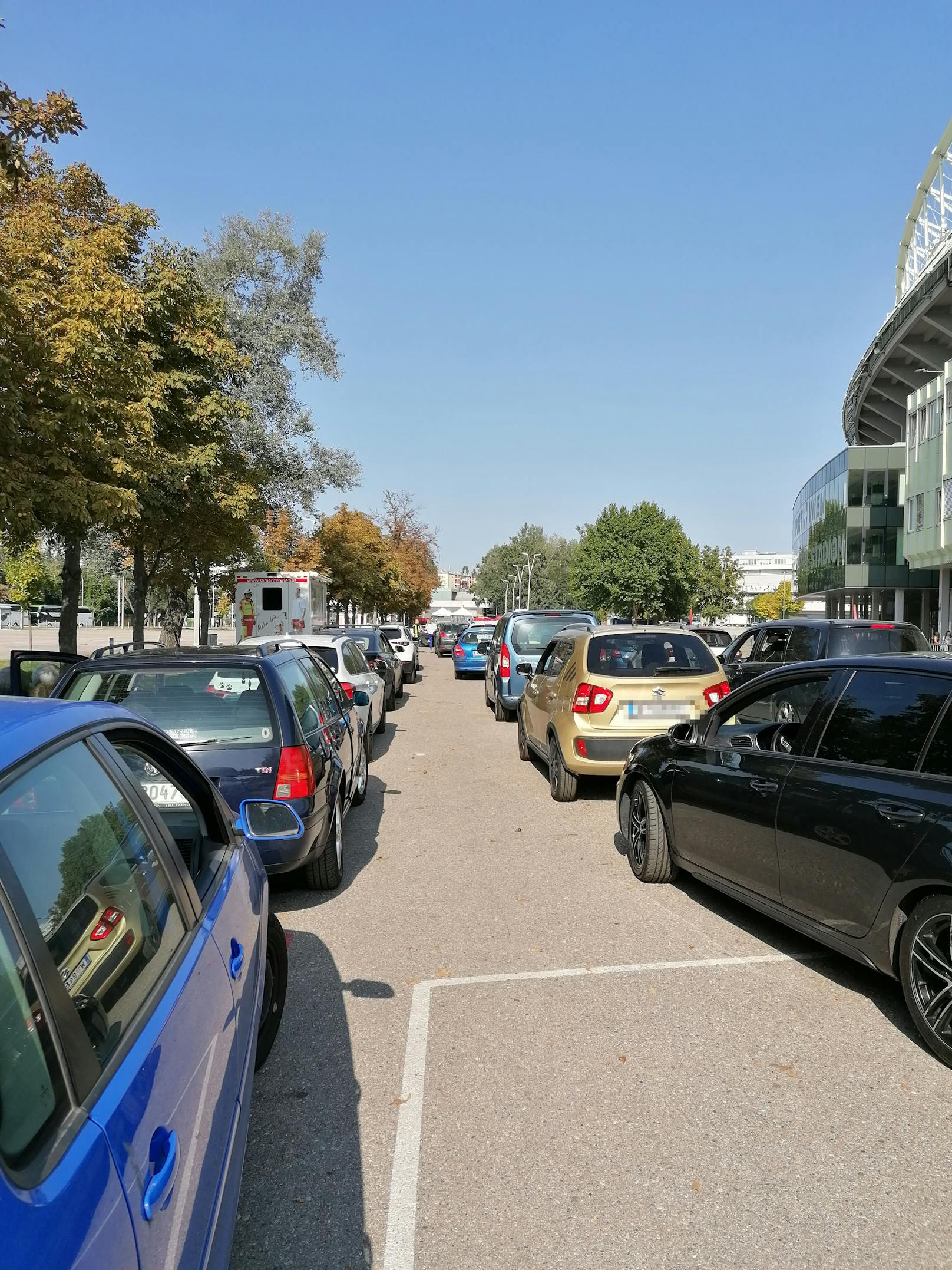 Die erste Teststraße wurde beim Ernst-Happel-Stadion errichtet. Dort bildeten sich am Dienstag lange Warteschlangen.