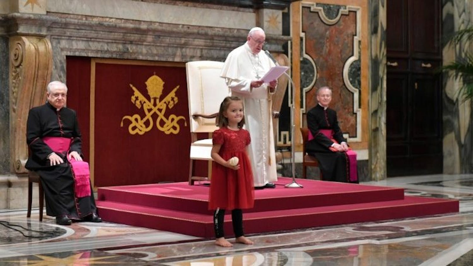 Marie (4) aus Pressbaum (NÖ) traf Papst Franziskus im Vatikan.