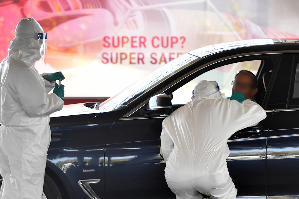 Bayern-Fans lassen sich vor der Supercup-Reise testen. 