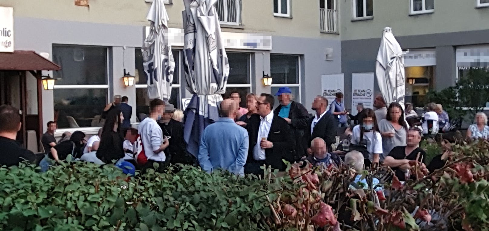 HC Strache geht in seiner Nachbarschaft auf Stimmenfang