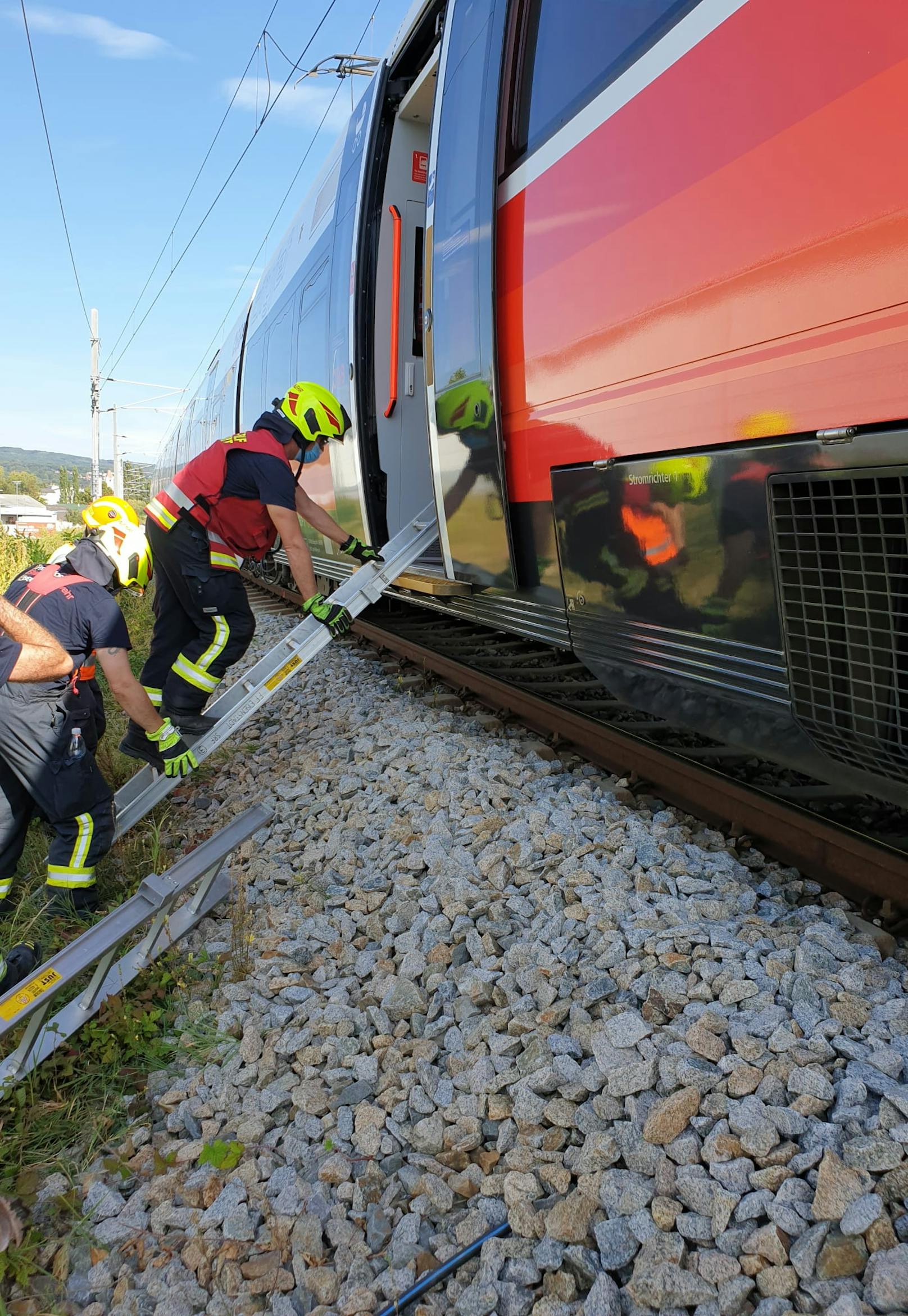 Bei einer Kollision eines Autos mit einem Zug ist am Mittwoch in Eisenstadt ein Ehepaar ums Leben gekommen. 